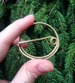 Celtic round clothes brooch, brass reenacment jewellery